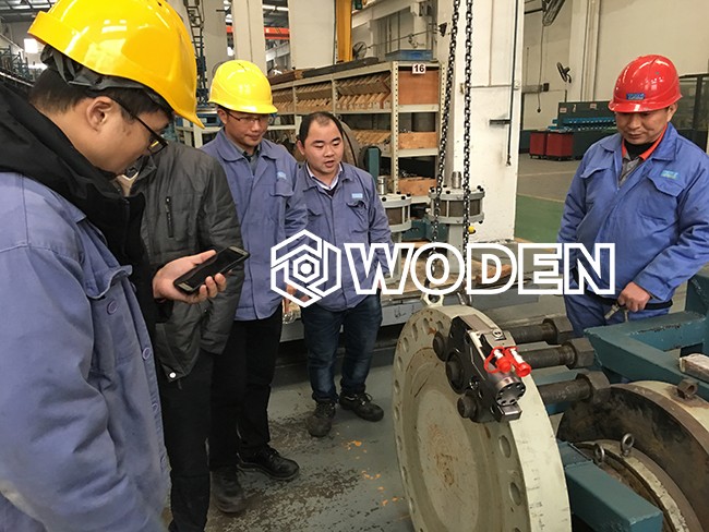 沃頓技術人員現場講解液壓扳手使用說明情景