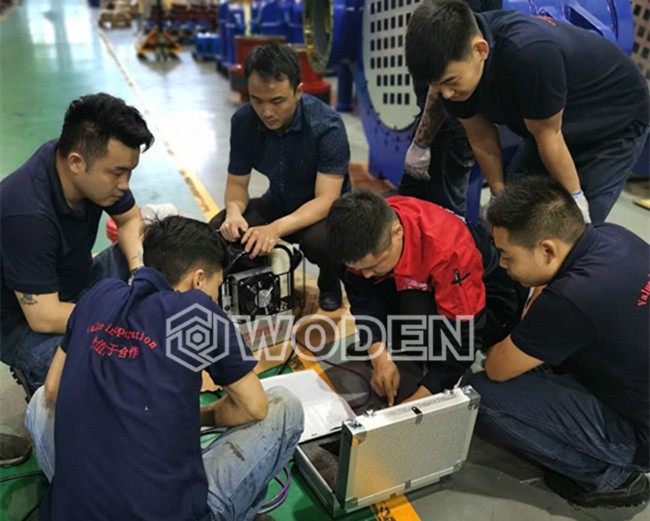 沃頓技術員指導用戶使用液壓扳手現場