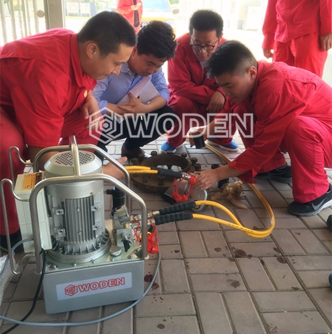 沃頓技術員使用液壓扳手進行同步預緊情景