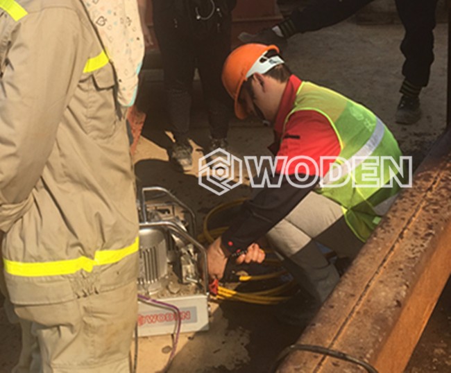 沃頓技術員現場檢查高壓軟管