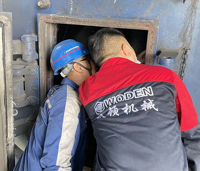 沃頓液壓扳手技術人員在馬鋼某鐵廠現場了解螺栓工況情景