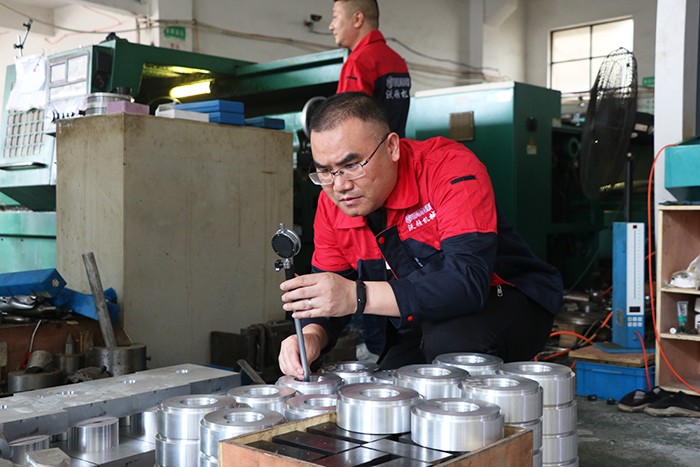 沃頓液壓扳手何總及員工工作情景 沃頓液壓扳手何總及員工工作情景